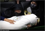 دیدار جانسوز مادر شهید داودی با پیکر فرزند بعد از ۳۸ سال+عکس و فیلم