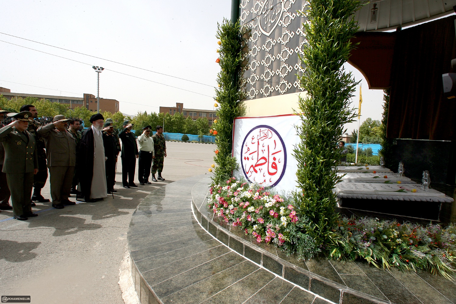 تصاویر حضور مقام معظم رهبری در حرم مطهر دانشگاه افسری امام حسین علیه السلام