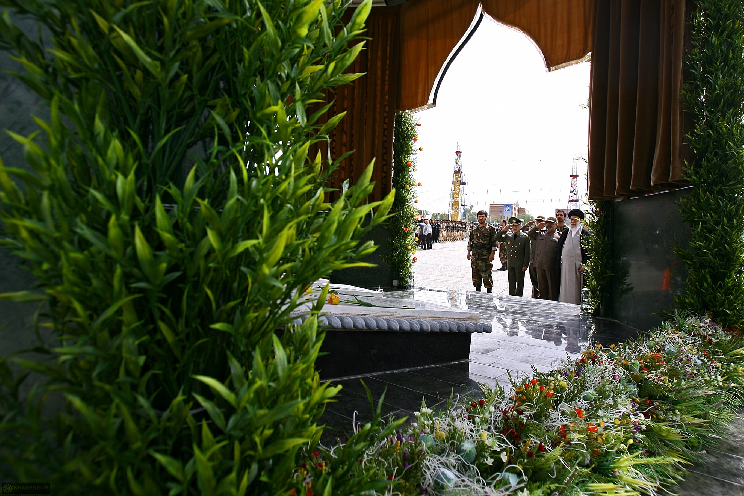 تصاویر حضور مقام معظم رهبری در حرم مطهر دانشگاه افسری امام حسین علیه السلام