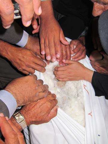 وداع مادر شهید جلال رئیسی با پیکر تازه تفحص شده اش