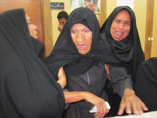 وداع مادر شهید جلال رئیسی با پیکر تازه تفحص شده اش