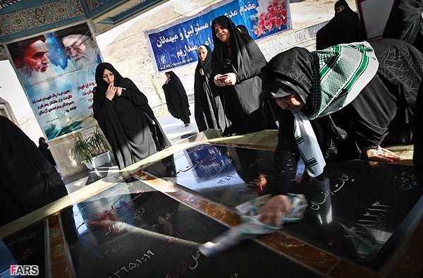 غبار روبی مزار شهدای گمنام شهر جدید پرند