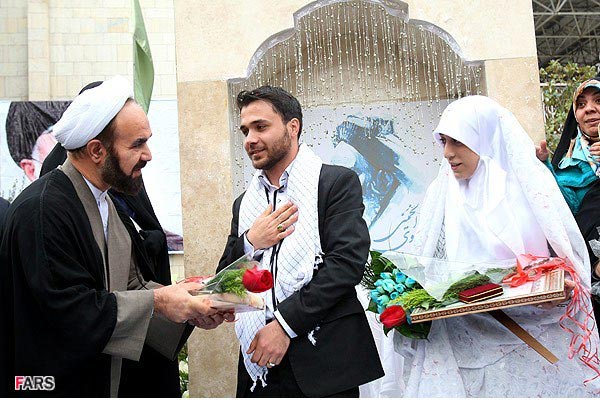 عقد آسمانی در جوار قبور شهدای گمنام