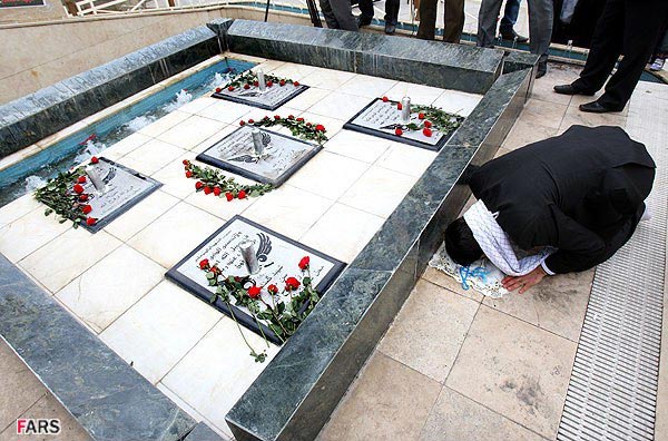 عقد آسمانی در جوار قبور شهدای گمنام