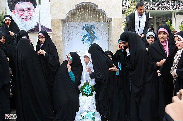 عقد آسمانی در جوار قبور شهدای گمنام