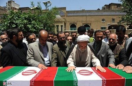 تشییع پیکر 3 شهید گمنام در جمع معتکفین مسجد جامع بازار تهران