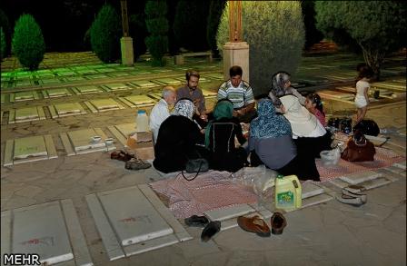 افطاری در جوار مزار شهدای گمنام