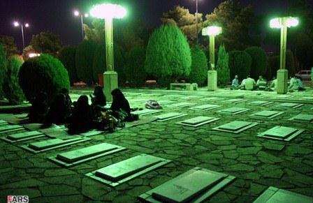 افطاری در جوار مزار شهدای گمنام