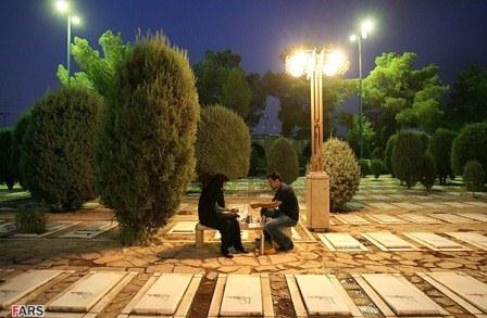 افطاری در جوار مزار شهدای گمنام