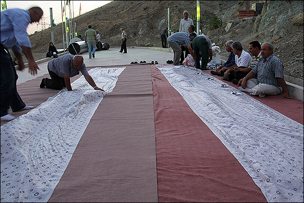 افطار تاکسیرانان در جوار شهدای گمنام کهف الشهدا