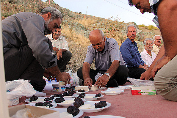 افطار تاکسیرانان در جوار شهدای گمنام کهف الشهدا