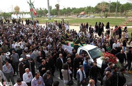 تشییع و خاکسپاری شهدای گمنام در دانشگاه آزاد آبادان