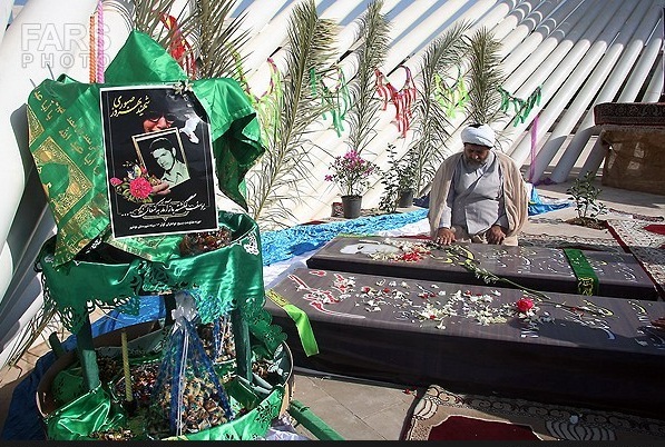 حضور مادر شهید صبوری بر مزار فرزندش