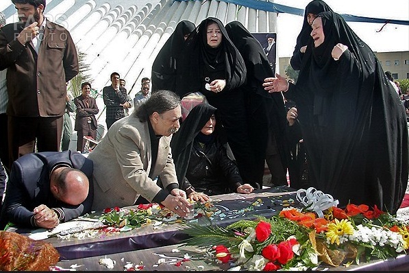 حضور مادر شهید صبوری بر مزار فرزندش