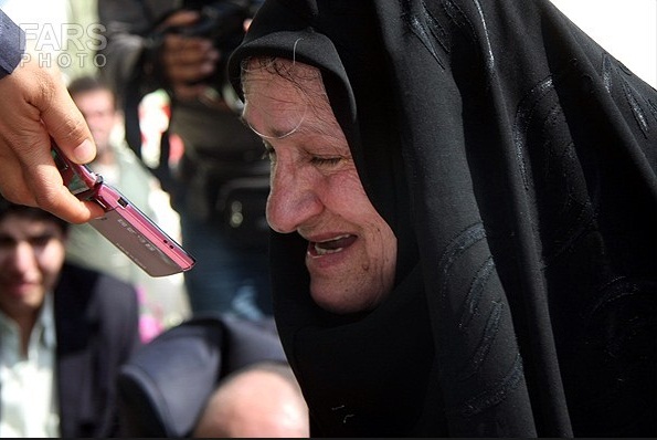 حضور مادر شهید صبوری بر مزار فرزندش