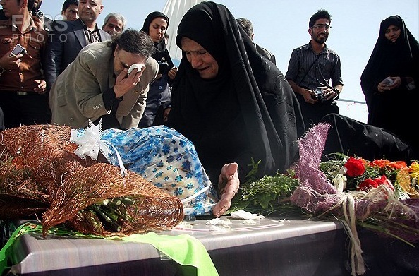 حضور مادر شهید صبوری بر مزار فرزندش