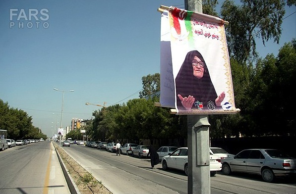 حضور مادر شهید صبوری بر مزار فرزندش