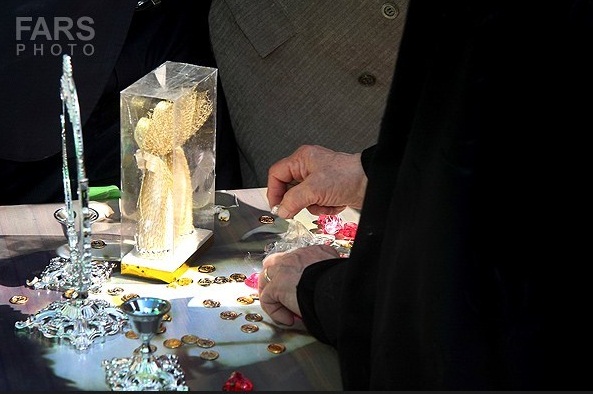 حضور مادر شهید صبوری بر مزار فرزندش