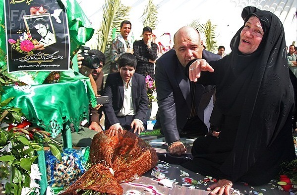حضور مادر شهید صبوری بر مزار فرزندش