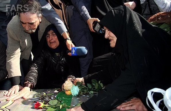 حضور مادر شهید صبوری بر مزار فرزندش