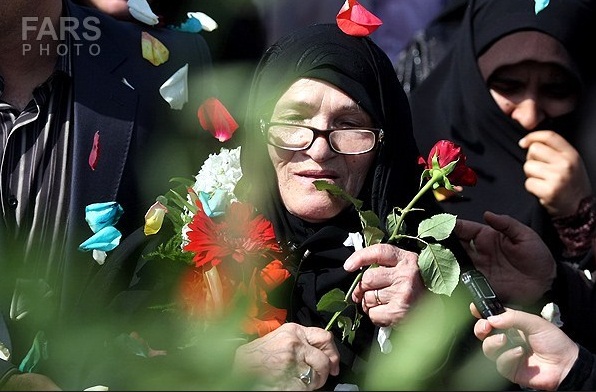 حضور مادر شهید صبوری بر مزار فرزندش