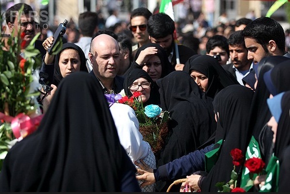 حضور مادر شهید صبوری بر مزار فرزندش