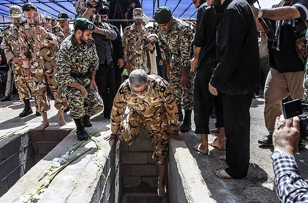 تشییع و خاکسپاری سه شهید گمنام در تهران