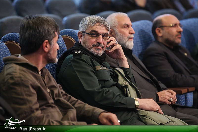 تقدیر از خانواده ۱۰ شهید و ۵ جانباز تفحص در یادواره «جست‌وجوگران نور»