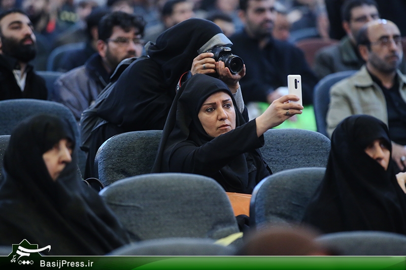 تقدیر از خانواده ۱۰ شهید و ۵ جانباز تفحص در یادواره «جست‌وجوگران نور»