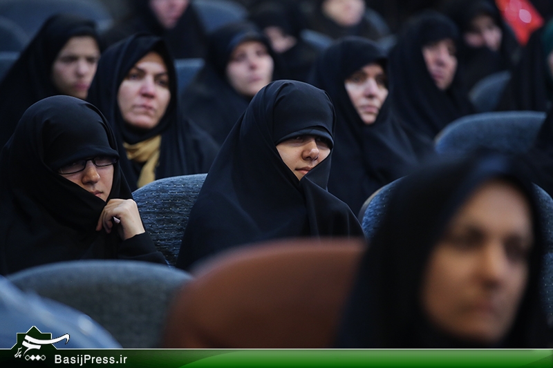 تقدیر از خانواده ۱۰ شهید و ۵ جانباز تفحص در یادواره «جست‌وجوگران نور»