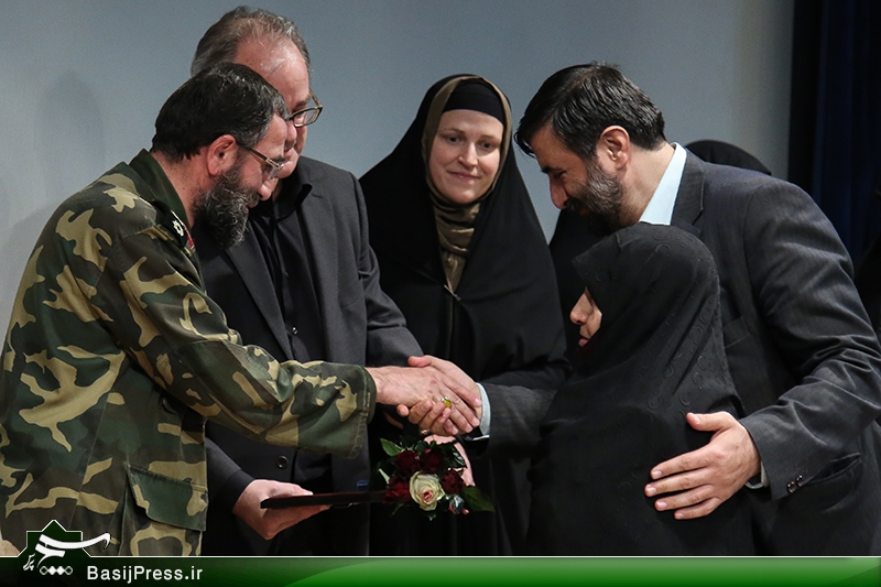 تقدیر از خانواده ۱۰ شهید و ۵ جانباز تفحص در یادواره «جست‌وجوگران نور»