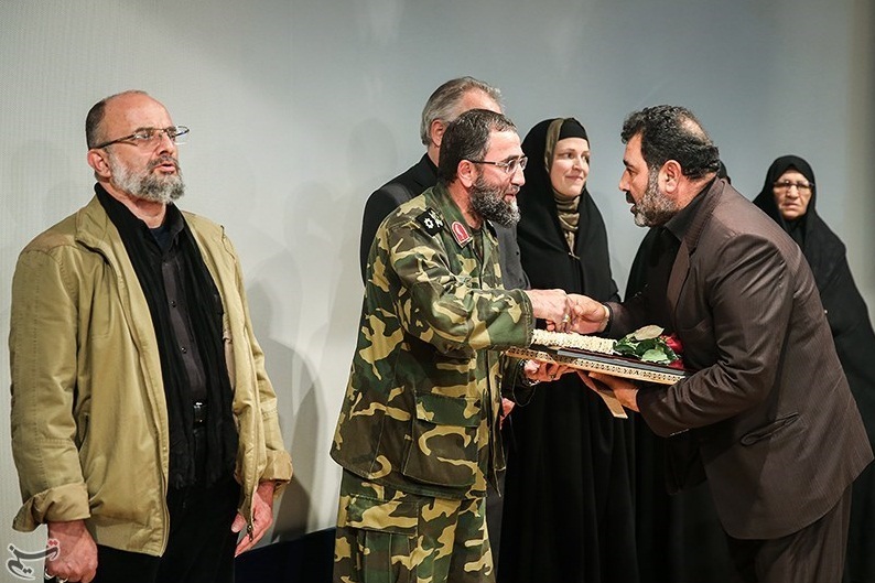 تقدیر از خانواده ۱۰ شهید و ۵ جانباز تفحص در یادواره «جست‌وجوگران نور»