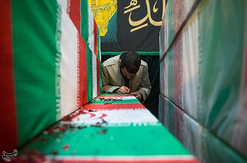 دیدار خانواده شهید هاشم خلیلی با فرزندانشان