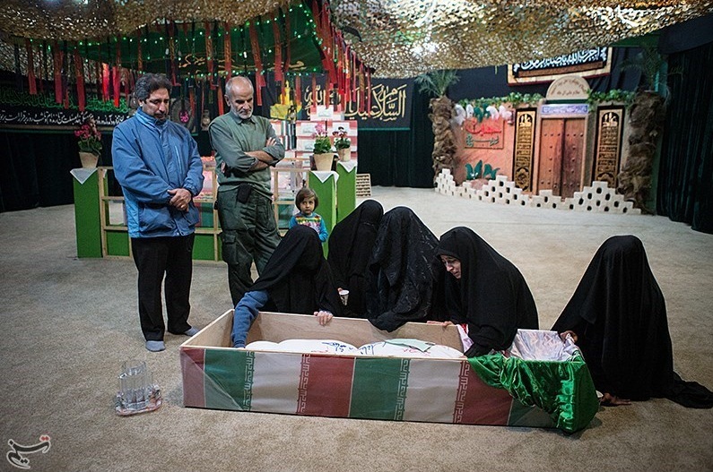 دیدار خانواده شهید هاشم خلیلی با فرزندانشان