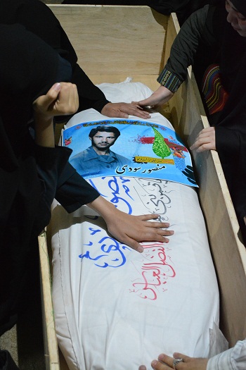 اولین دیدار خانواده شهید سودی با فرزندش شهیدشان 1